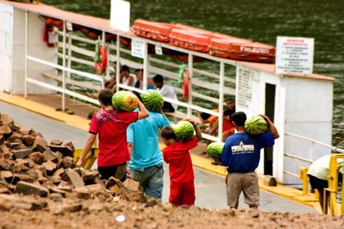 Moradores locais chegando à balsa que faz a travessia entre Derrubadas e Itapiranga <br />Foto Juliana Falchetti 