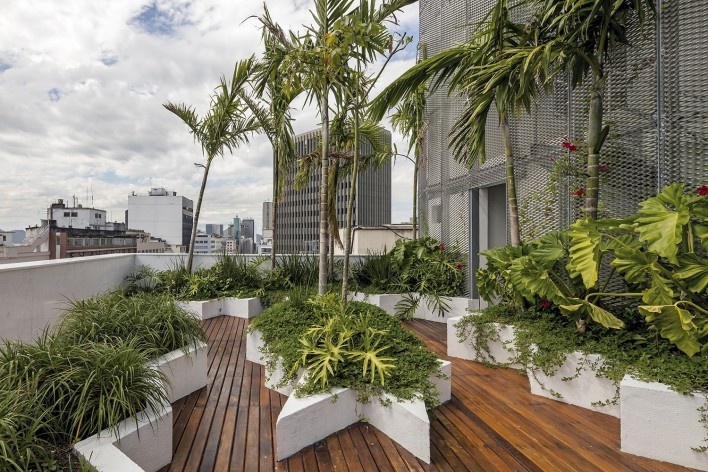 RB12, jardim do terraço. Triptyque<br />Foto Leonardo Finotti 
