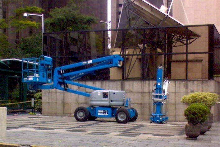 Veículo para limpeza de vidros, São Paulo, Brasil<br />Foto Abilio Guerra 