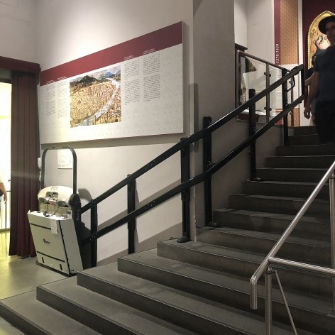 Plataforma elevatória para escada na Galleria dell’Accademia, Florença<br />Foto Larissa Scarano, 2018 
