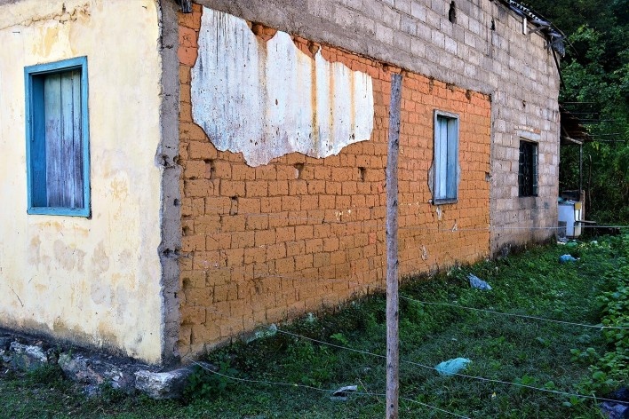 Parede externa de tijolos de adobe parcialmente substituídos por blocos de concreto estrutural, Distrito de Monsenhor Horta, Mariana MG, 2014<br />Foto Elio Moroni Filho 