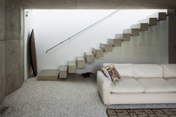 Casa de fim de semana em São Paulo. Arquiteto Angelo Bucci / SPBR<br />Foto Nelson Kon 