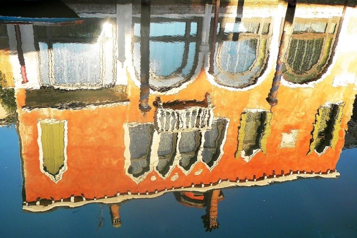 Janelas refletidas no canal, Veneza<br />Foto Christiane Lisboa 