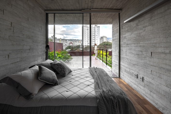 Casa Floresta, Belo Horizonte MG Brasil, 2021. Arquitetos Zargos Rodrigues, Rodrigo Pereira, Frederico Rodrigues, Carla Deltreggia, Ika Okamoto, Letícia Armond, Nathalia Melo e Laís Parreiras (autores) / Estúdio Zargos<br />Foto Jomar Bragança 