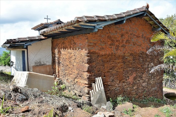 aredes externas de pedra (canga e xisto) de ermida do Ciclo do Ouro reconstruída e incorporada à Capela de Nossa Senhora da Conceição, alto do Morro da “Paiada”, Distrito de Passagem, Mariana MG, 2015<br />Foto Elio Moroni Filho 