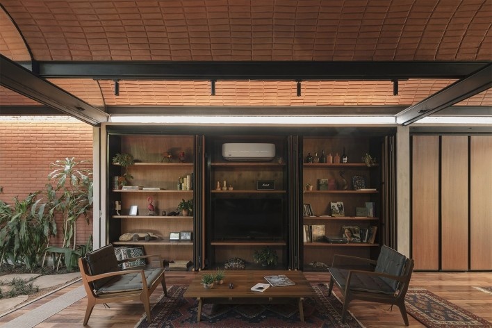 Casa Intermedia, Assunção, Paraguai, 2021. Arquitetos Horacio Cherniavsky, Viviana Pozzoli, Gabriela Ocampos, Franco Pinazzo e Rolph Vuyk (autores) / Equipo de Arquitectura<br />Foto Frederico Cairoli 