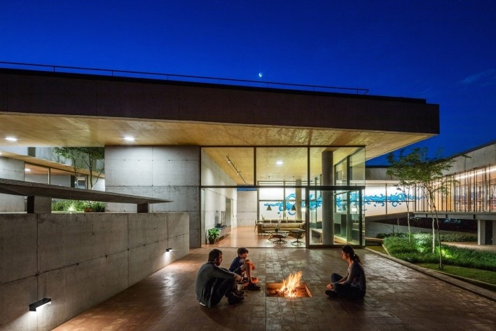 Casa em Cotia, UNA Arquitetos, 2016<br />Foto Nelson Kon 
