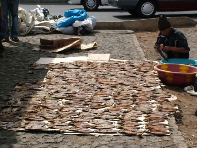 Vendedor de rua em Mindelo<br />Foto Paula Janovitch 