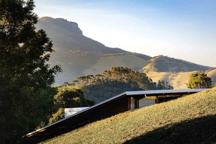 Casa de meia encosta, São Francisco Xavier SP, 2013. Arquitetos Denis Joelsons e Gabriela Baraúna Uchida<br />Foto Pedro Kok 