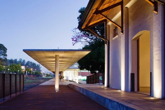 Centro Cultural de Araras, encontro marquise e edifício. AUM arquitetos, 3º. prêmio categoria profissional/ obras concluídas Araras,SP,2003-2009