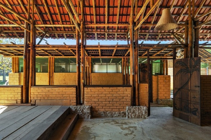 Centro comunitário Camburi, Ubatuba SP Brasil, 2018. CRU! Architects, Sven Mouton, Reintje Jacobs, Britt Christiaense e Jan Detavernier<br />Foto Nelson Kon 