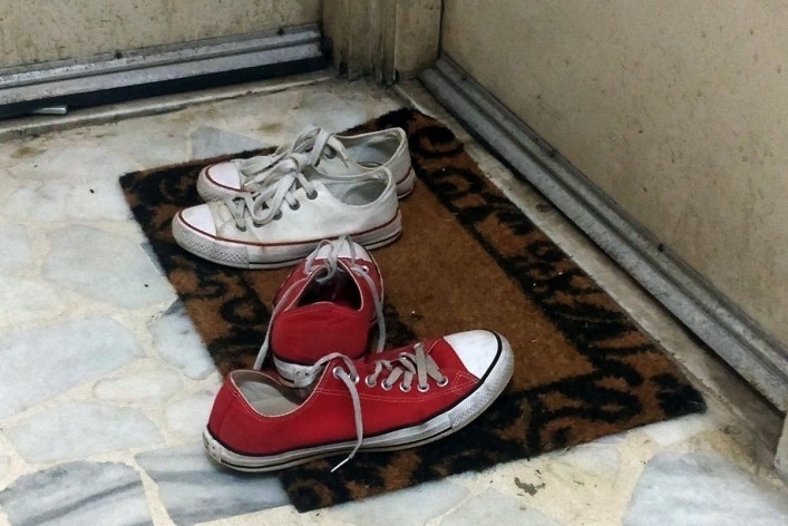 Casal de All Stars à porta de apartamento<br />Foto Mauro Calliari, abril 2020 