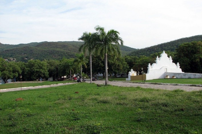 Largo do Chafariz e parte do morro Cantagalo emoldurando a cidade de Goiás<br />Foto Carolina Fidalgo de Oliveira 