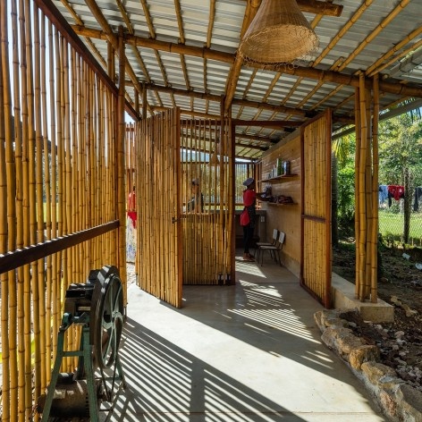 Centro comunitário Camburi, Ubatuba SP Brasil, 2018. CRU! Architects, Sven Mouton, Reintje Jacobs, Britt Christiaense e Jan Detavernier<br />Foto Nelson Kon 