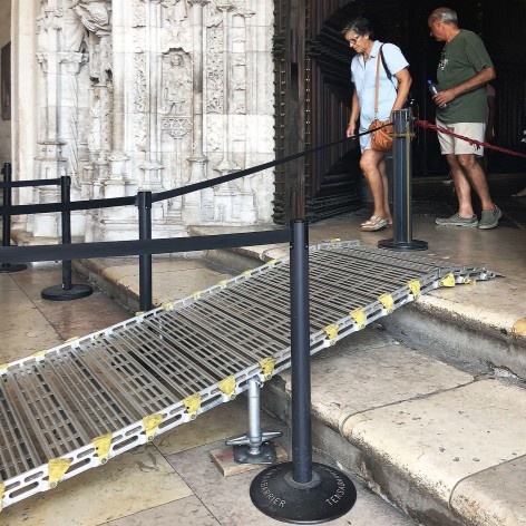Rampa de acesso à Igreja do Mosteiro dos Jerónimos, Lisboa<br />Foto Larissa Scarano, 2018 