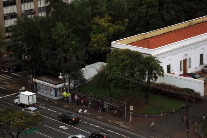 Oficina de desenho urbano MCB, mobiliário urbano atravancando a calçada, São Paulo, 2011<br />Foto Camila Dias e Gustavo Mascarenhas 