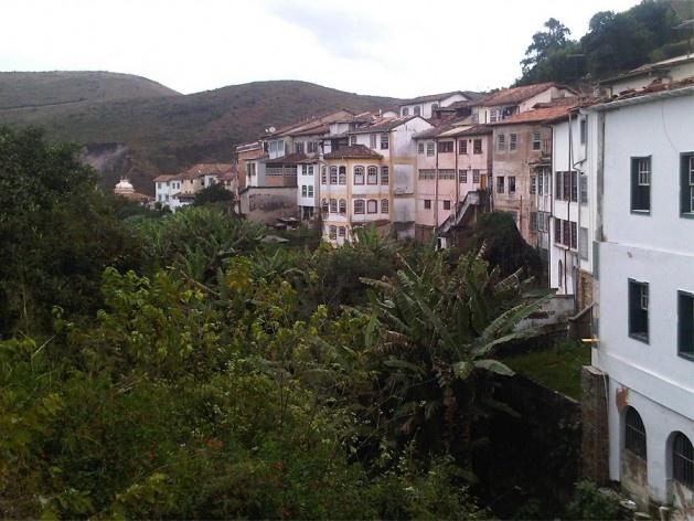 Casario faz a contenção do terreno ao longo do Vale dos Contos<br />Foto Abilio Guerra 