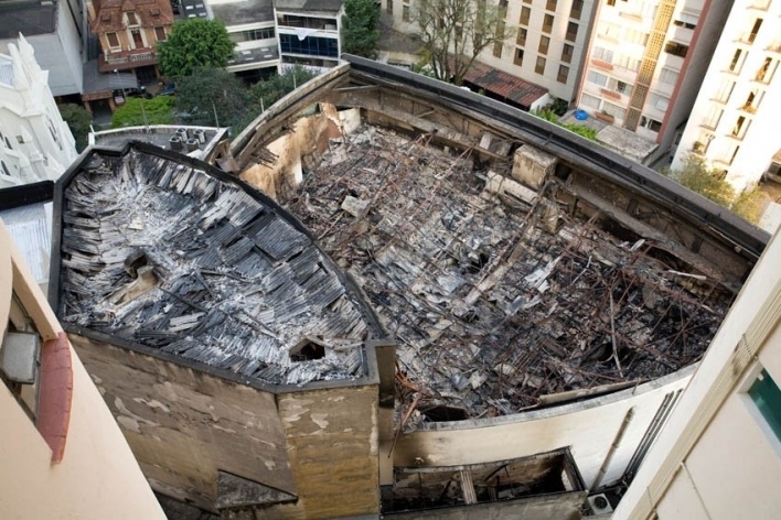 Teatro Cultura Artística, 1942-43. Arq. Rino Levi. Prédio após o incêndio na manhã do dia 17/08/2008<br />Foto Tuca Vieira 