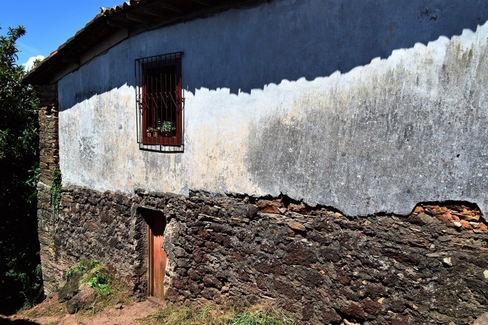 Parede de pau a pique assentada sobre fundação de canga, Ouro Preto MG, 2014<br />Foto Elio Moroni Filho 