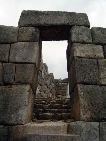 Sacsayhuaman, detalhe de pórtico<br />Foto Saide Kahtouni 