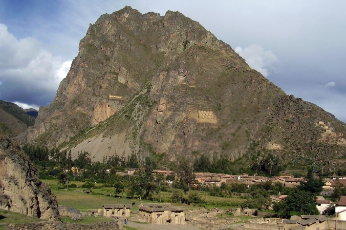 Ollamtaytambo, vista distante dos celeiros encravados na encosta com cidadela abaixo<br />Foto Saide Kahtouni 