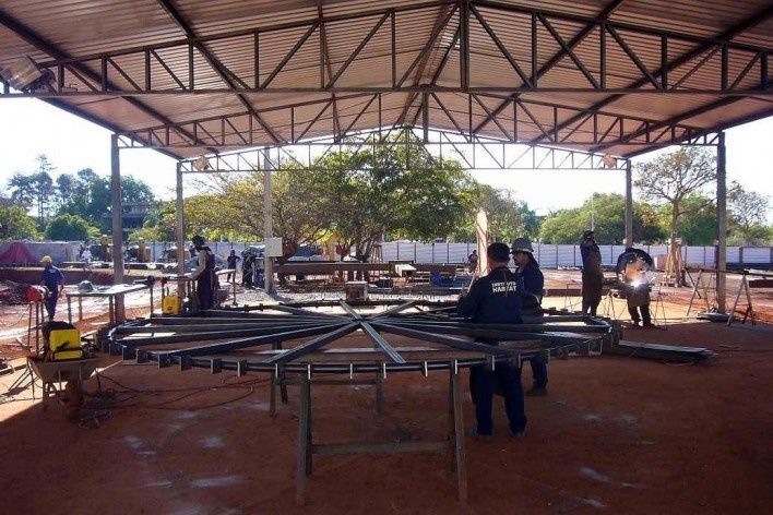 Fundação Darcy Ribeiro. Confecção da roda de gabarito para montagem das vigas de cobertura. Instituto Brasileiro de Tecnologia do Habitat, Arquiteto João Filgueiras Lima, Lelé. Brasília DF, Brasil, 2010
