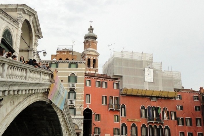 Edificação em recuperação com uso de telas de isolamento convencionais, Grande Canal, Veneza<br />Foto Petterson Dantas 