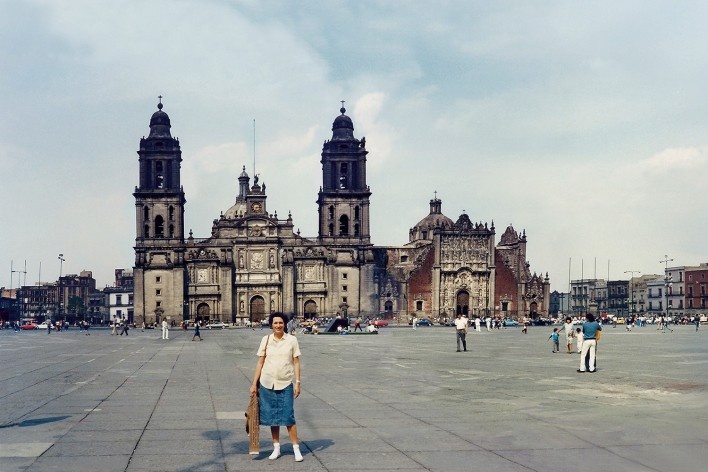 Alexandrina Mori no Zocalo, Cidade do México, México<br />Foto Victor Hugo Mori 