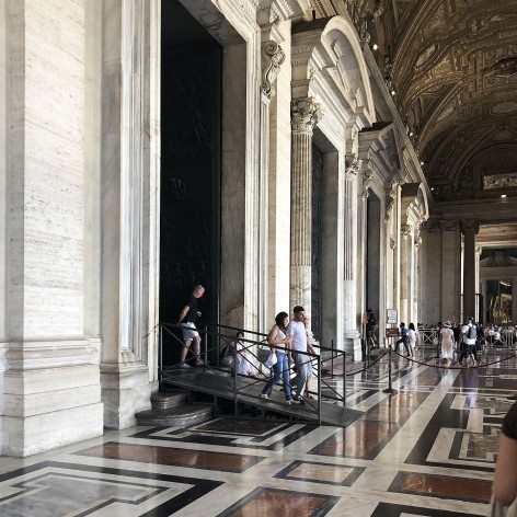 Rampa de acesso à Basílica de São Pedro, Vaticano<br />Foto Larissa Scarano, 2018 