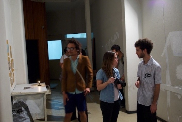 Exposição Projeto Imóvel,  artista Andre Sztutman (à direita) entre amigos dentro de sua instalação<br />Foto Frans Kemper 