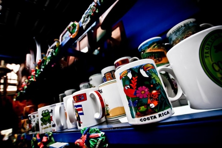 Detalhe das Canecas Coloridas na Feira de Artesanato, San José, Costa Rica<br />Foto Junia Mortimer 