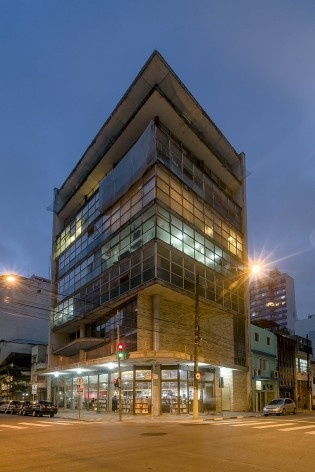 Edifício IAB/SP, 1947/1950. Arquitetos Rino Levi, Roberto Cerqueira César, Jakob Ruchti, Miguel Forte, Galiano Chiampaglia, Aberlardo de Souza, Hélio Duarte, Zenon Lotufo<br />Foto Rafael Schimidt  [Fotoarquitetura]