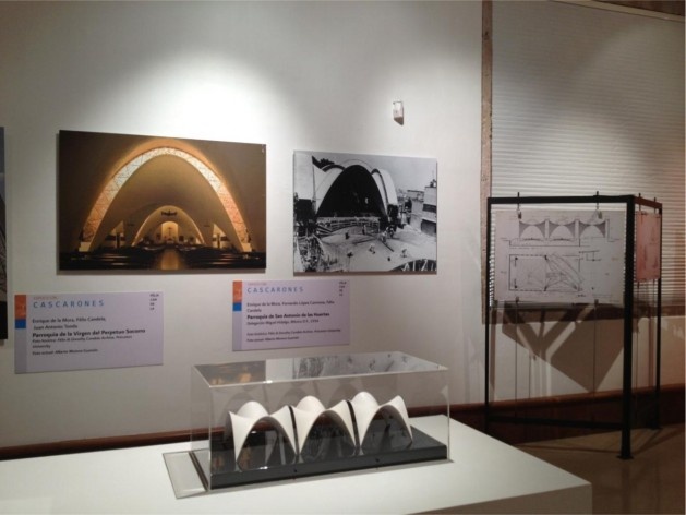 Aspecto de la exposición, con la maqueta, fotografías y plano de la parroquia de San Antonio de las Huertas (México DF, 1956) de los arquitectos Enrique de la Mora, Fernando López Carmona y Félix Candela<br />Fotografía divulgación 