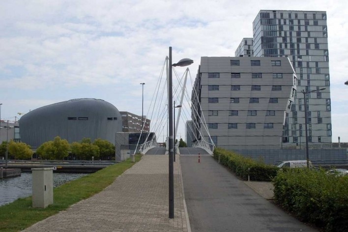 Almere Centrum: desta foto vemos um outro ângulo dos edifícios citados na foto anterior. A ponte que dá acesso a eles também o do arquiteto René van Zuuk. Nela circulam as bicicletas e os pedestres, assim como na maioria das vias de Almere Centrum
<br> Da<br />Foto Taiana Car Vidotto 