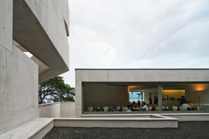 Sede da Fundação Iberê Camargo, vista posterior. Arquiteto Álvaro Siza, 2008<br />Foto Nelson Kon 
