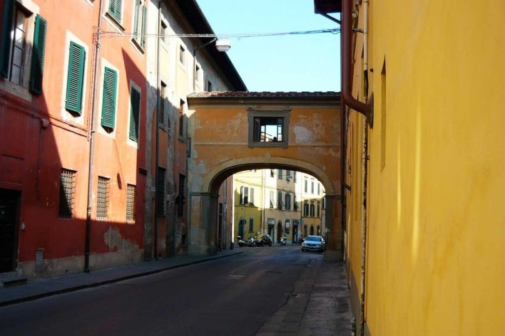 Rua de Pisa com suas edificações coloridas. Pisa, Itália. Agosto/2010<br />Foto Francisco Alves 