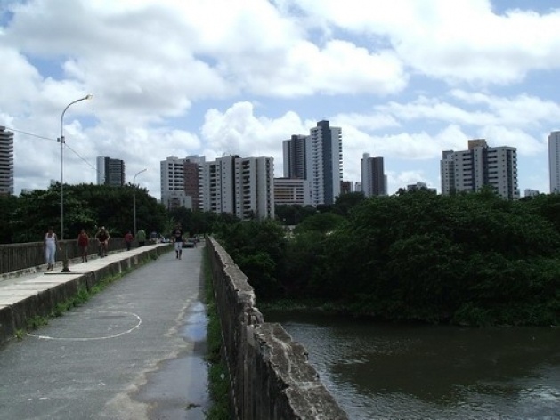 Ponte de ligação entre as duas margens, entre duas realidades<br />Imagem dos autores do projeto 