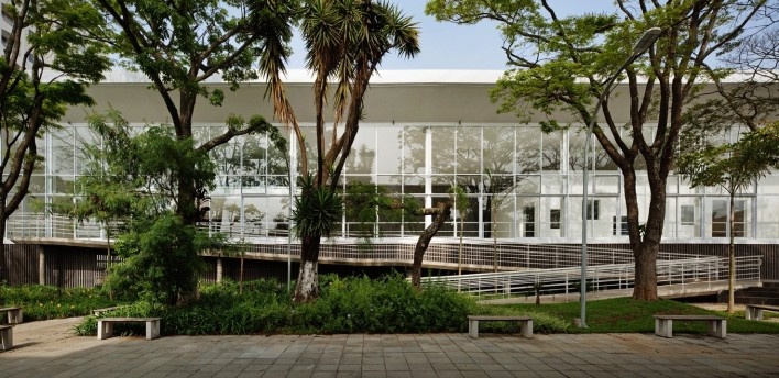 Centro de capacitação dos profissionais da educação Dra. Zilda Arns. Vista do bloco didático a partir do pátio interno, Carolina Penna Arquitetura e Urbanismo, 2008 – 2011. São Caetano do Sul, SP - Brasil<br />foto Nelson Kon 