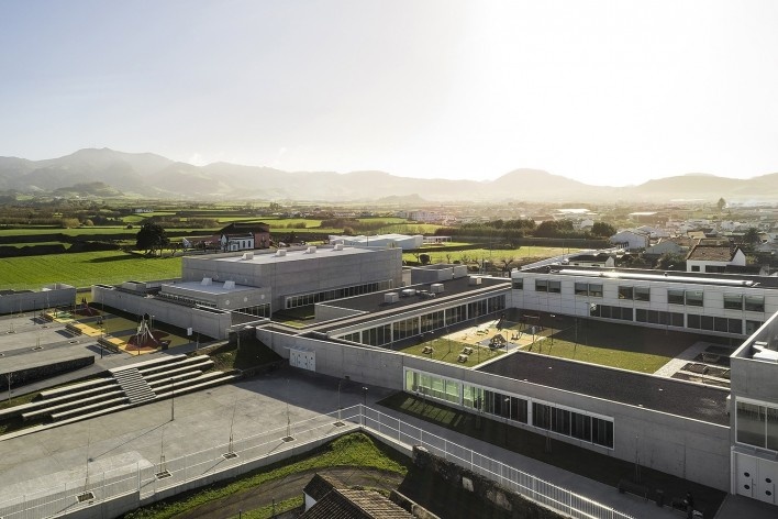 Escola Gaspar Frutuoso, Ribeira Grande, Azores, Portugal, 2016. Arquiteto Carlos Almeida Marques<br />Foto Fernando Guerra 