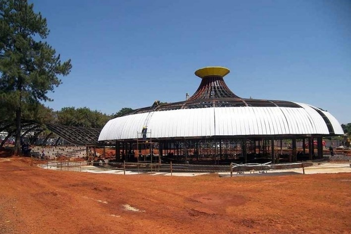 Fundação Darcy Ribeiro. Colocação das telhas do prédio principal. Instituto Brasileiro de Tecnologia do Habitat, Arquiteto João Filgueiras Lima, Lelé. Brasília DF, Brasil, 2010
