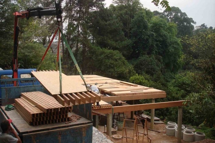 Vila Taguaí, construção, Carapicuiba SP, 2007-2010. Arquitetos Cristina Xavier (autora), Henrique Fina, Lucia Hashizume e João Xavier (colaboradores)<br />Foto Cristina Xavier 