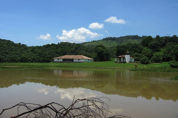 Sítio Santo Antônio, com casa grande e capela refletidos no lago, São Roque<br />Foto Victor Hugo Mori 