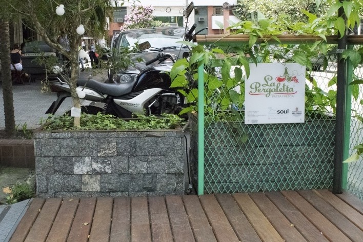 Parklet Pais de Araújo, São Paulo, 2015, arquiteto Homã Alvico<br />Foto divulgação 