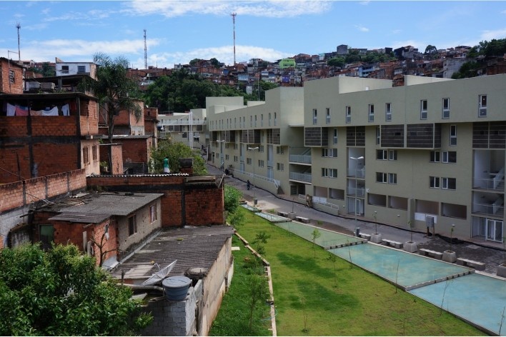 Parque Novo Santo Amaro V - Programa Mananciais, vista geral dos blocos 02, 03 e 04, São Paulo SP Brasil, 2009 – 2012. Arquitetos Héctor Vigliecca, Luciene Quel, Neli Shimizu e Ronald Fiedler Werner / Vigliecca & Associados<br />Foto divulgação  [Acervo Vigliecca & Associados]