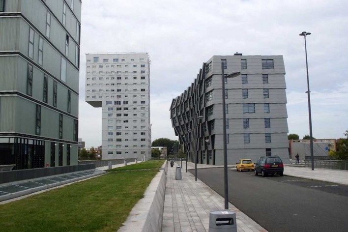 Três edifícios no Almere Centrum: habitacional (mais alto, à esquerda), escritório Amsterdam CIE; The Wave (à direita, em primeiro plano), arquiteto René van Zuuk; habitacional (em último plano), arquiteto Claus en Kaan. O topo com área maior que a base é<br />Foto Taiana Car Vidotto 
