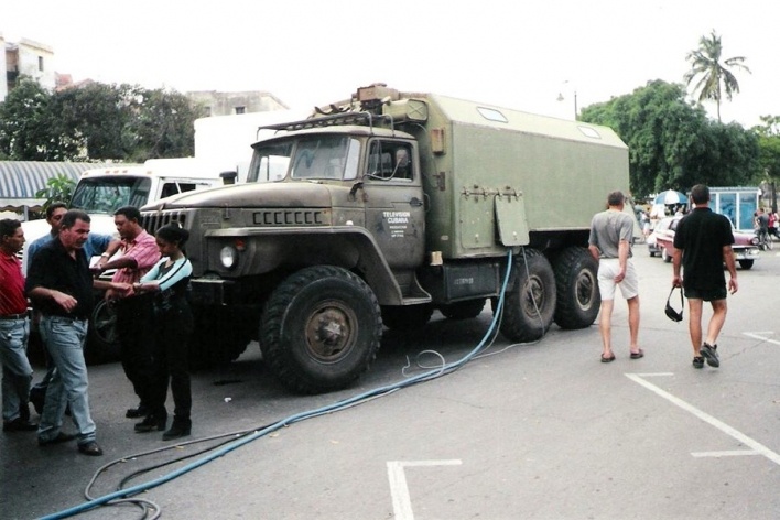 Caminhão russo, usado pela TV cubana para fazer tomadas externas, Havana<br />Foto Michel Gorski e Valdir Zwetsch 