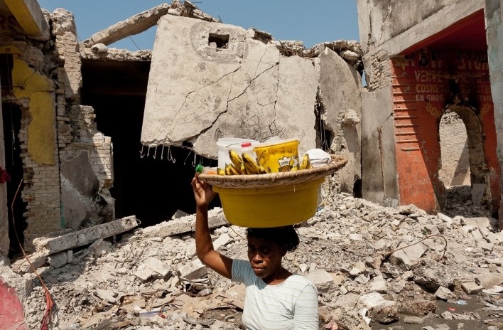 Porto Príncipe, Haiti, 2010. A população tenta retomar a vida com os escombros compondo a paisagem da cidade<br />Foto Alyson Montrezol 