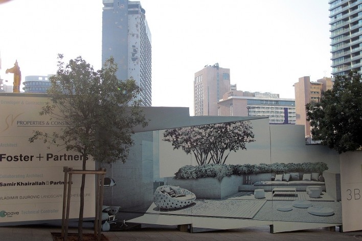 Tapumes e construções em downtown: ao fundo, o Holiday Inn baleado. À frente, tapumes guardam terreno que irão receber projeto de Foster & Partners<br />Foto Bianca Antunes 