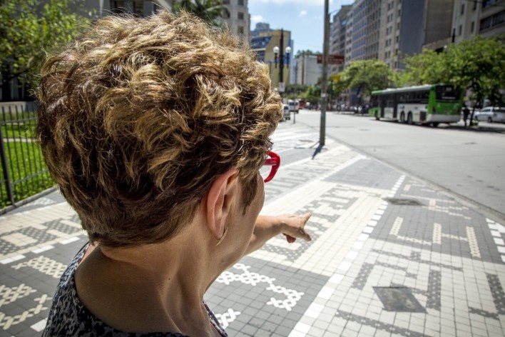 Paraler, Regina Silveira na calçada recém finalizada. Regina Silveira<br />Foto Bruna Goldberger 