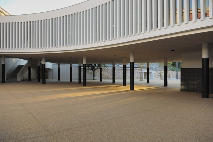 Escola Marquesa de Alorna, o recreio coberto foi projectado como uma sala hipóstila, Lisboa, 2008-2012<br />Foto Laura Castro Caldas & Paulo Cintra 